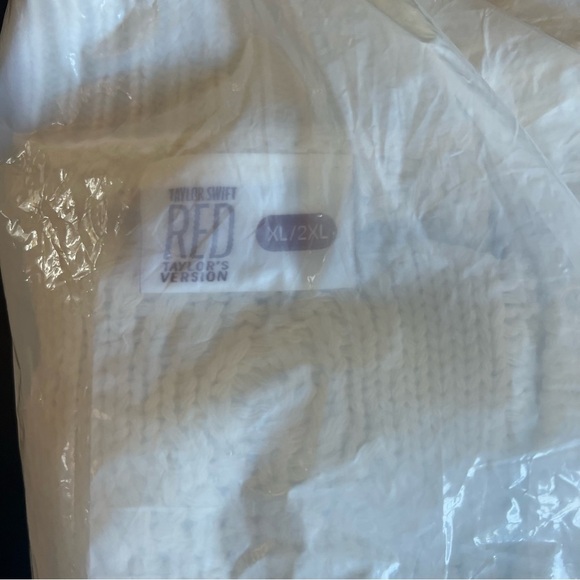 NWT Taylor Swift Red Cardigan Cream Cable Knit Sweater Red Star Accents Sz XL/2X - Picture 4 of 5